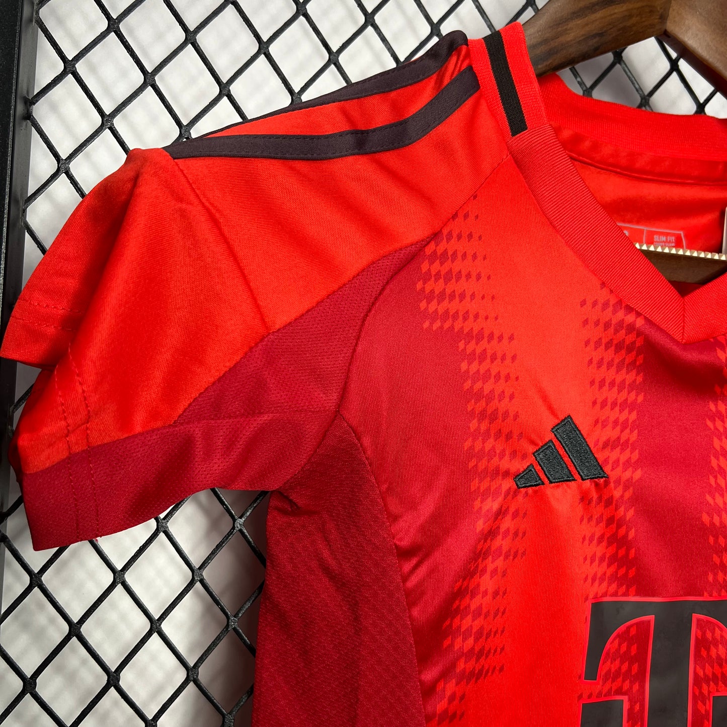 Kit infantil del FC Bayern Múnich 2024-25_Stock
