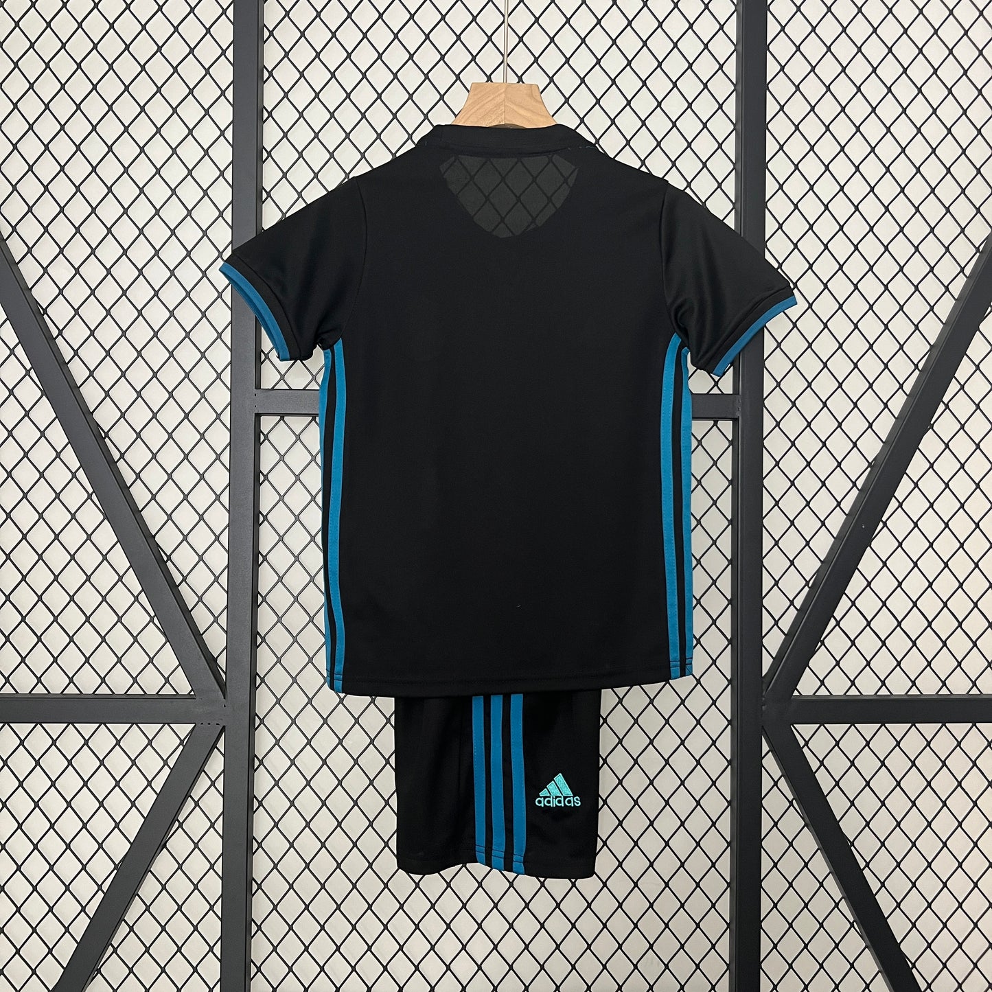 Real Madrid Retro Kids Kit 2017-18